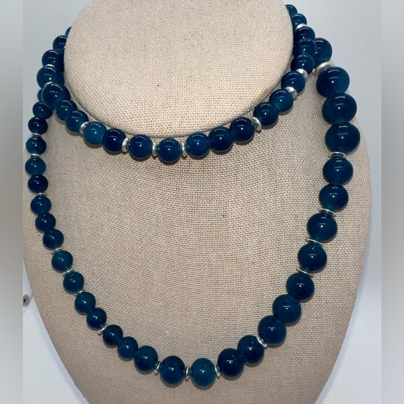 Vintage blue and silver tone glass beaded necklace - Picture 3 of 9